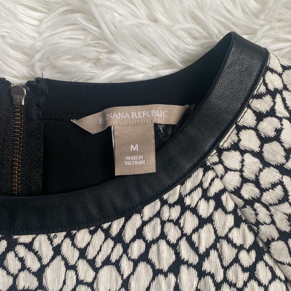 Banana republic short sleeve black-and-white printed top. Size medium. - Picture 2 of 8